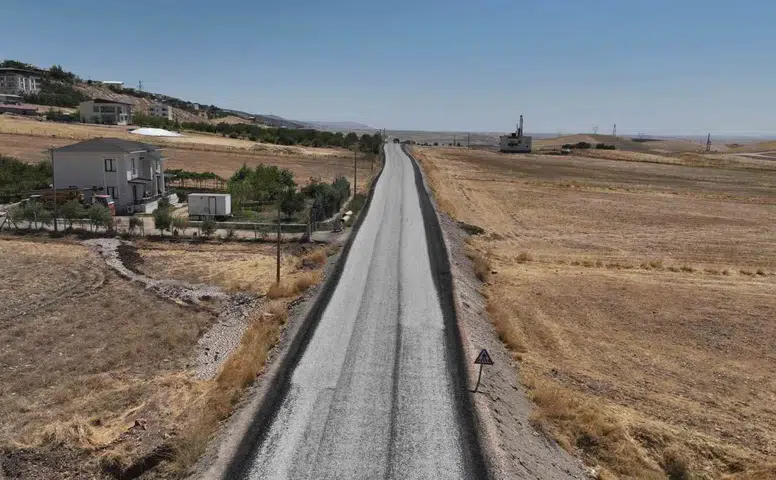Diyarbakır'da 9 ilçede kırsal yol çalışmaları aralıksız sürüyor