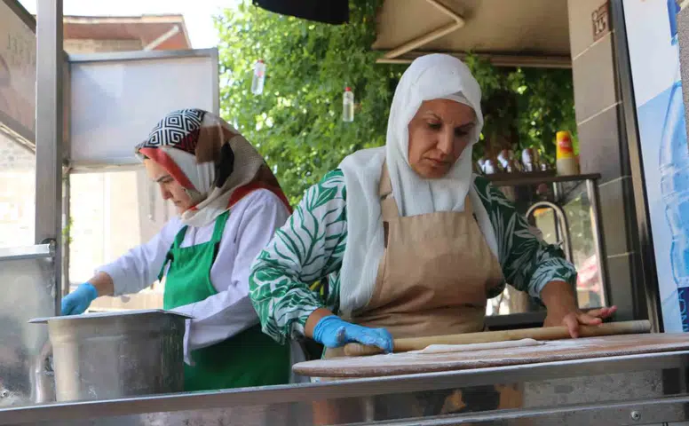 Diyarbakırlı gelin ve görümcesi açtıkları dükkanla örnek oluyor