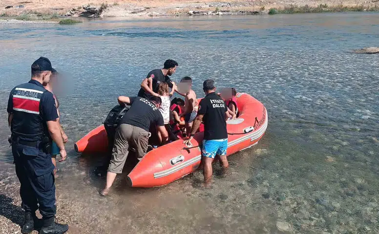 Eğil'de su yükselince mahsur kalan aile botla kurtarıldı
