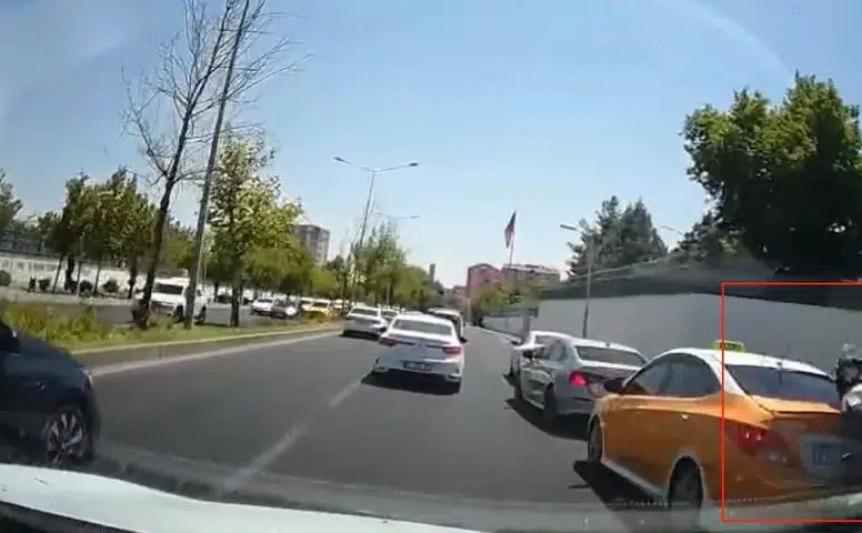 Taksi fren yaptı, motosiklet duramadı: O an kamerada