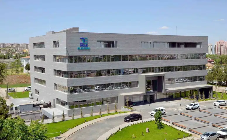 Dicle Elektrik bölgedeki başarılı öğrencilerin eğitim masraflarını üstlenmeyi sürdürüyor