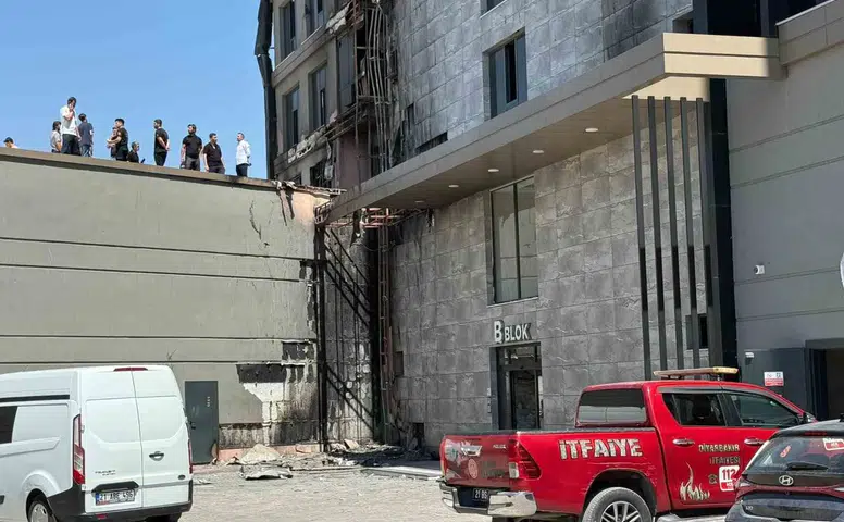 Diyarbakır'daki plazada yangın alarmı faciayı önledi