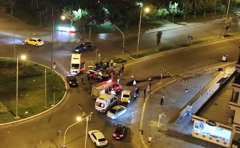 Diyarbakır'da kavşakta kontrolünü kaybeden sürücü kaldırıma çarptı