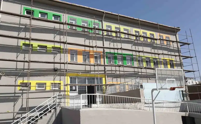 Diyarbakırlı iş insanından okullara büyük boya desteği