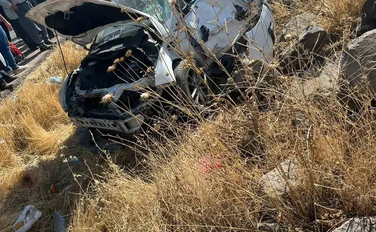 Diyarbakır'da tır ve otomobil çarpıştı: 7 kişi yaralandı