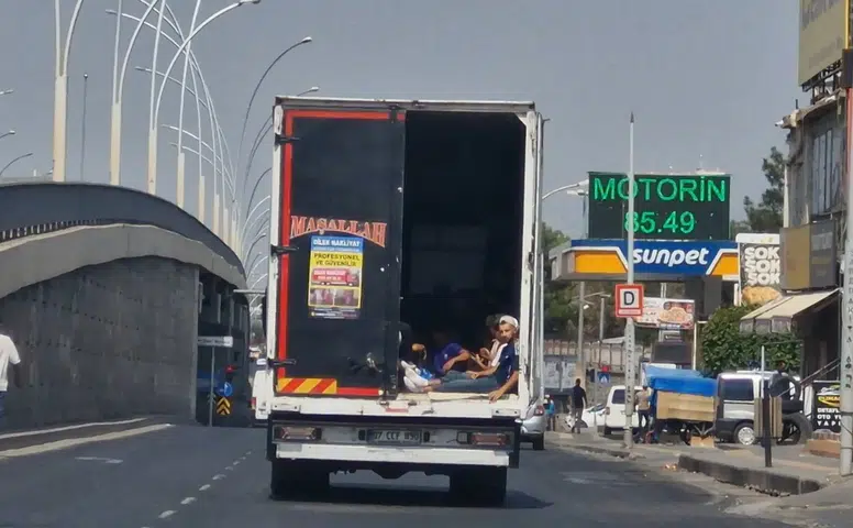 Diyarbakır trafiğinde kamyonet kasasında tehlikeli yolculuk kameraya yansıdı