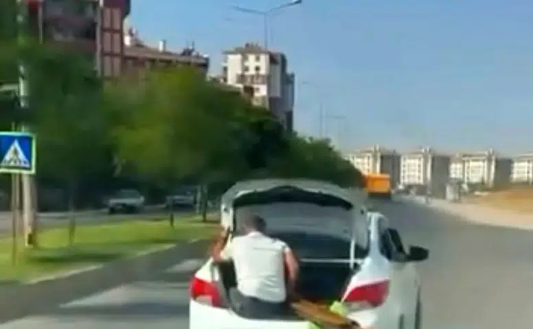 Diyarbakır trafiğinde yürekleri ağza getiren tehlikeli yolculuklar görüntülendi