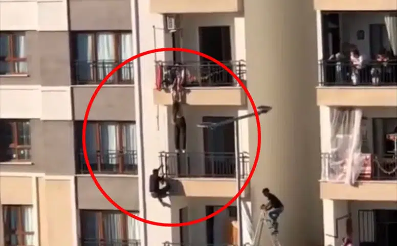 Diyarbakır'da balkondan düşmek üzere olan çocuğu tırmanarak kurtardı