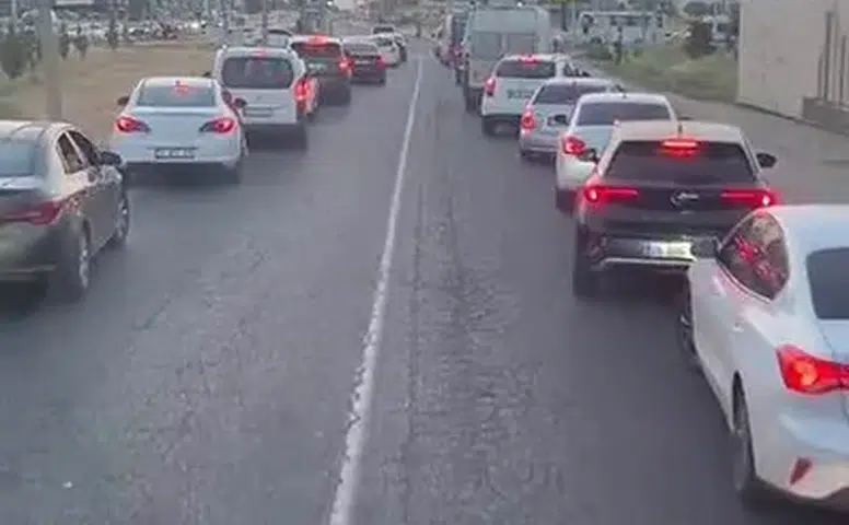 Diyarbakır'da sürücüler itfaiyeye yol açtı, o anlar kamerada