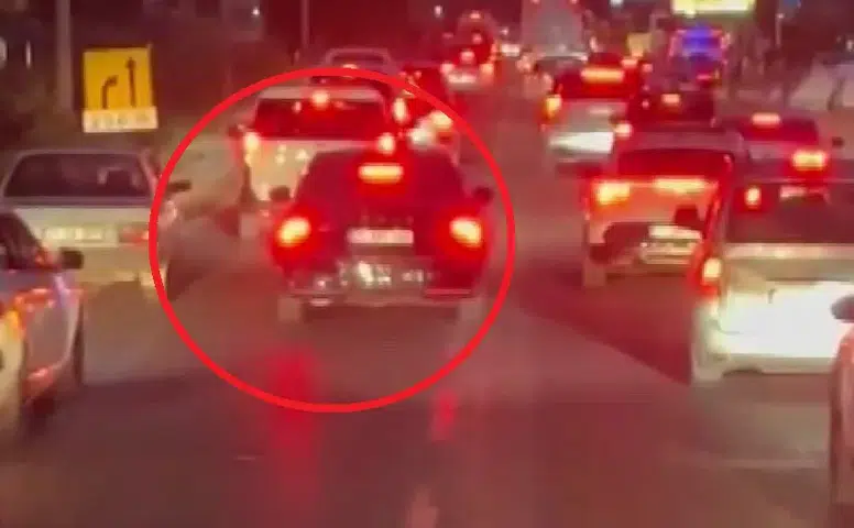 İtfaiyeye yol vermeyen çakarlı otomobil tepki topladı