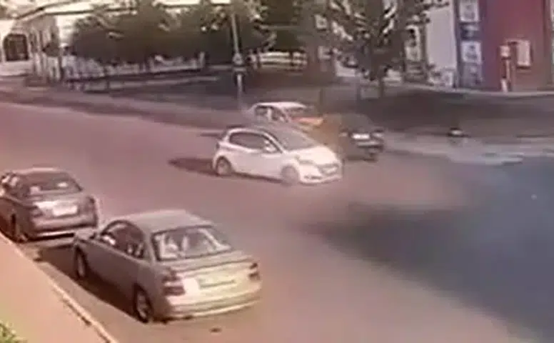 Diyarbakır'da park halindeki taksiye çarpan otomobilin kaza anı kamerada