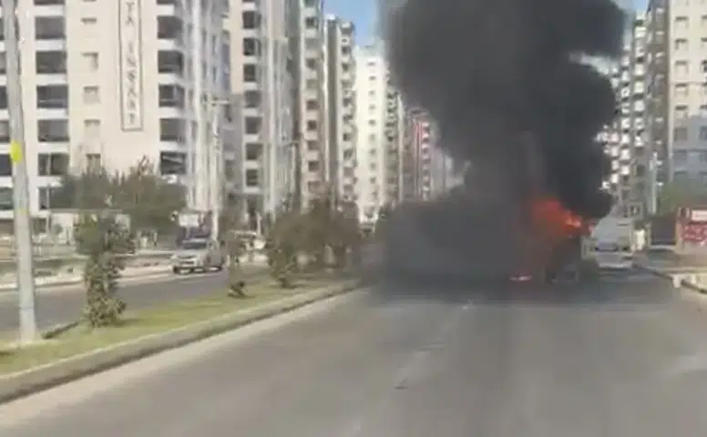 Diyarbakırda seyir halindeki belediye otobüsü alevlere teslim oldu