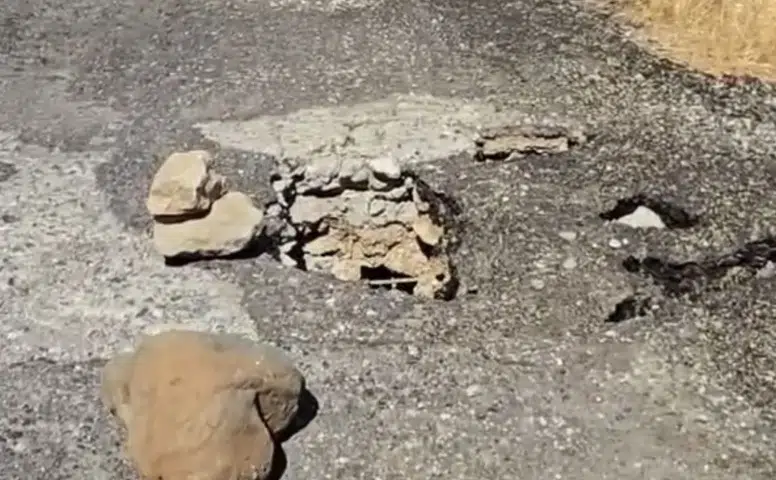 Çüngüş yolundaki derin çukurlar sürücülere zor anlar yaşatıyor