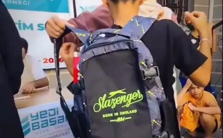 Diyarbakırlı iş insanı yüz öğrenciye kırtasiye desteği sağladı