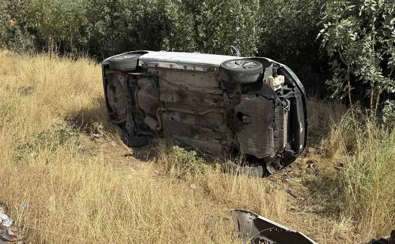 Bağlar ilçesinde virajı alamayan otomobil devrildi
