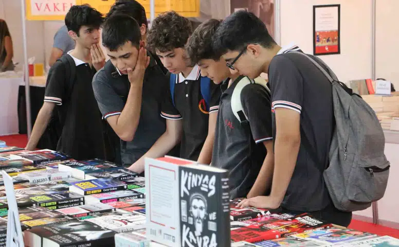 Diyarbakır 10. Kitap Fuarı kitapseverleri ağırlamaya devam ediyor