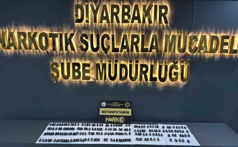 Diyarbakırda midesinde uyuşturucu taşıyan iki kişi cezaevine gönderildi