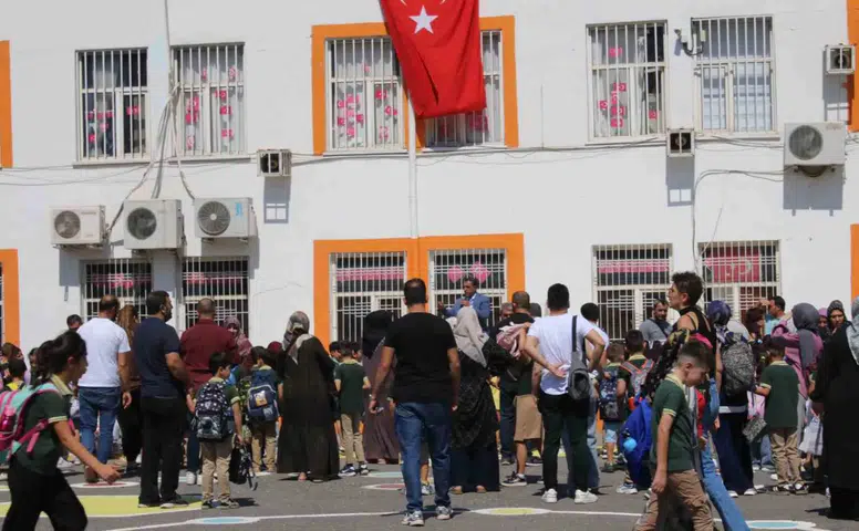 Diyarbakırda okullarda ilk ders zili heyecanı yaşandı