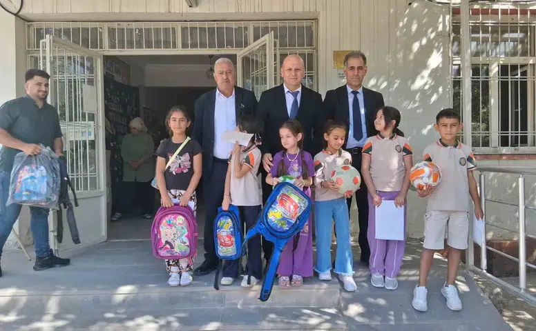 Çermik ilçesinde 300 öğrenciye okul çantası ve futbol topu desteği