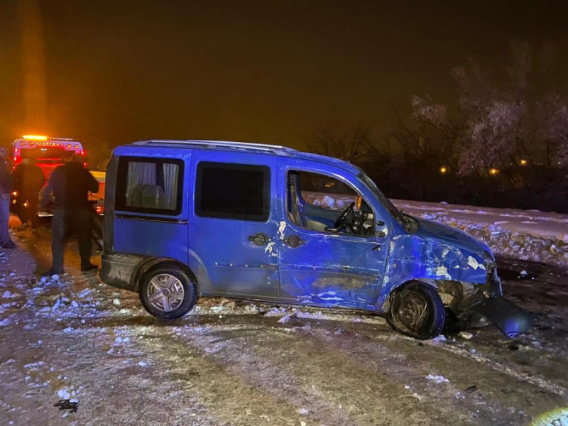 Refüjdeki Direk Facianın Önünü Kesti 4 Yaralı (2)