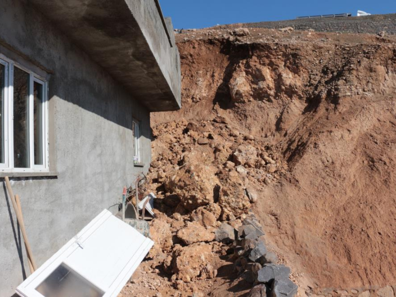 Şırnak’ta Dev Kaya Ev Üzerine Düştü (1)