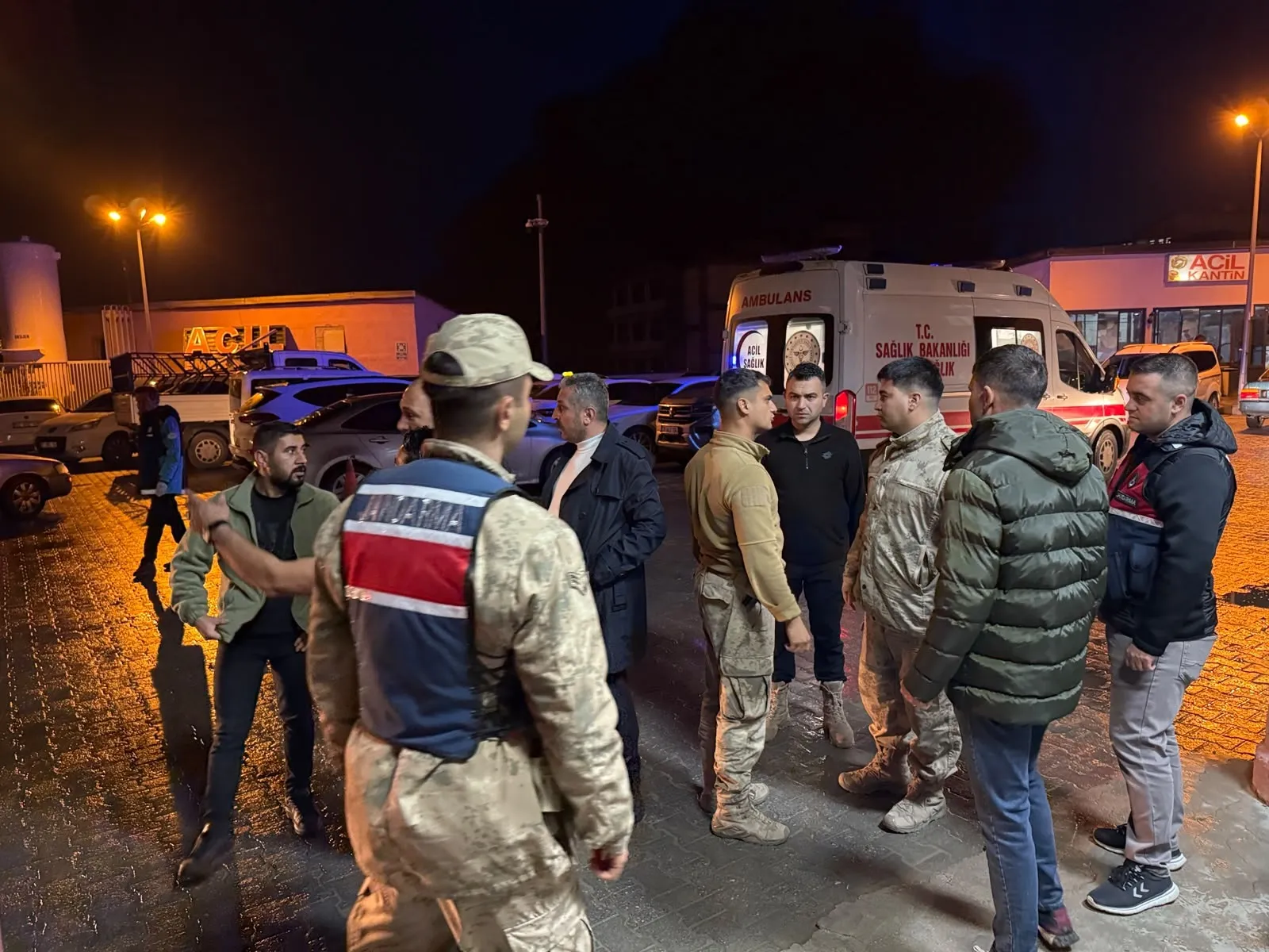 Hakkari'de kaçak göçmenleri taşıyan minibüs dereye yuvarlandı 20 yaralı