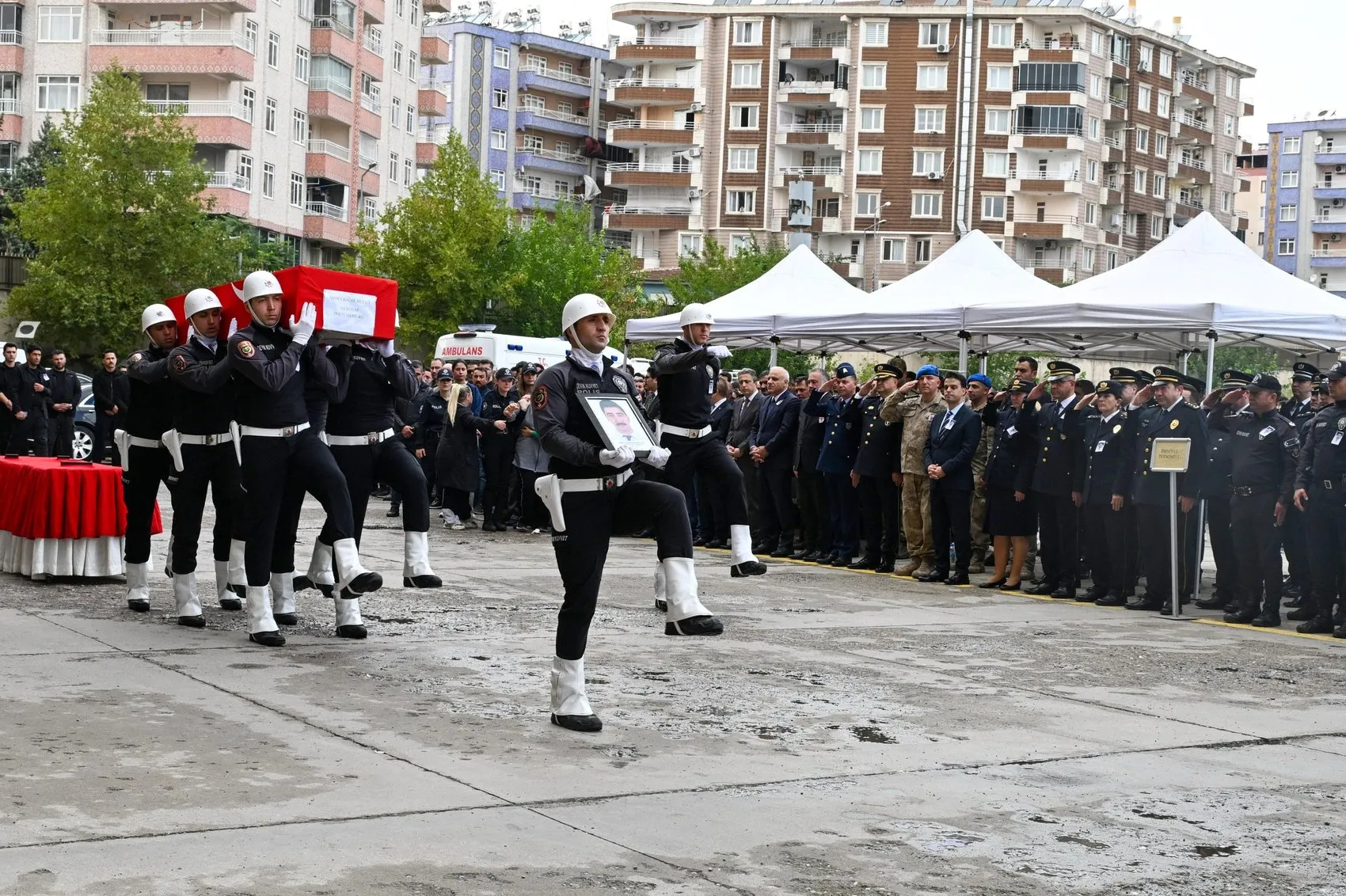 Diyarbakır'da görevli polis memuru Abdülkadir Bulut son yolculuğuna uğurlandı