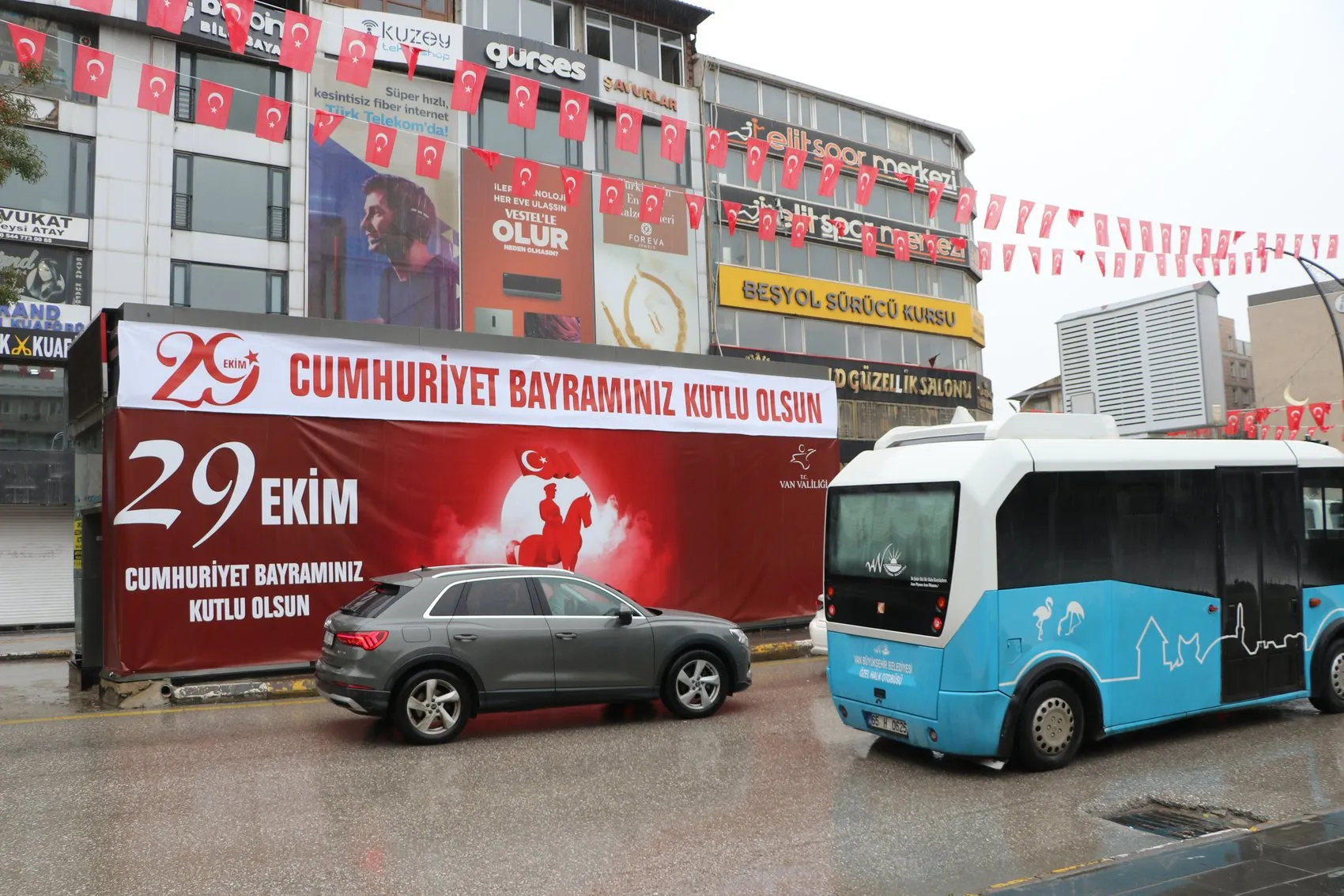 Van'da 29 Ekim kutlamaları yağış nedeniyle kapalı alana taşındı