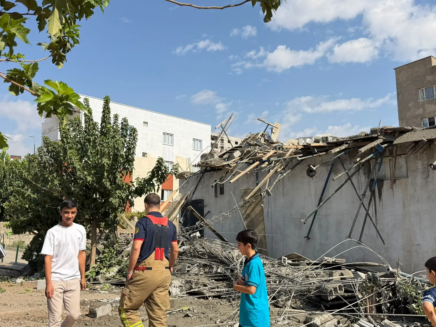 Cizre'de inşaat halindeki evin ikinci katı çöktü: 5 yaralı