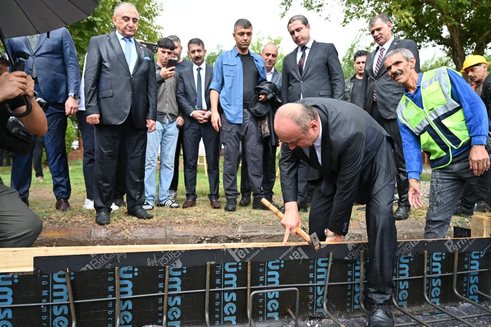 Batman Valisi sağanak yağış altında emekli lokali temelini attı
