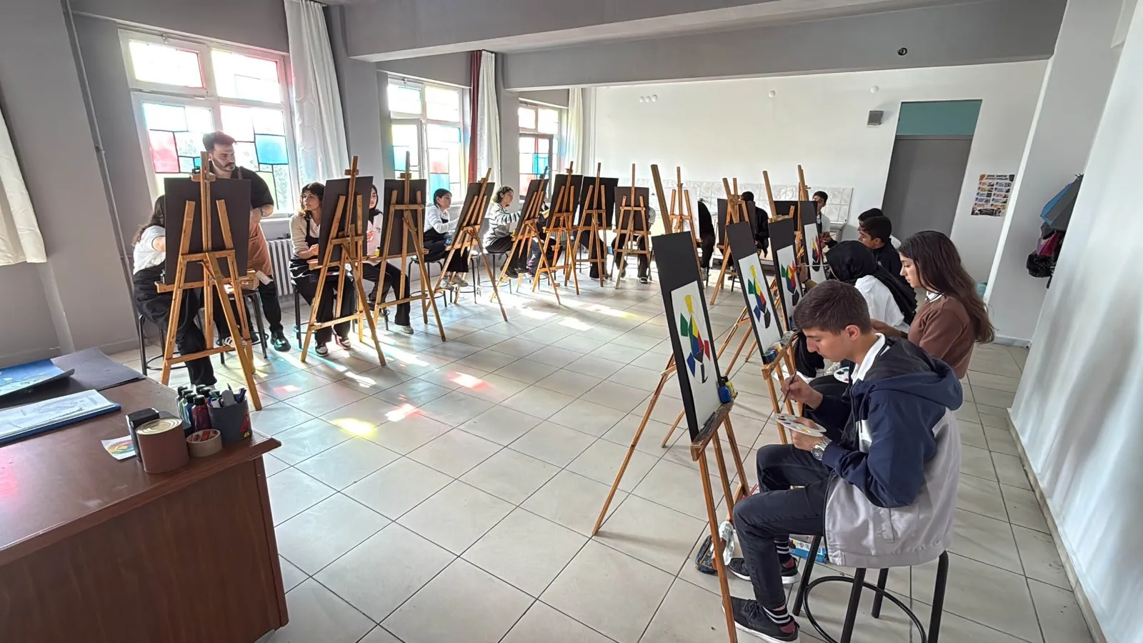 Midyatlı öğrenciler sanat atölyesinde geleceğin ressamları olmak için çalışıyor