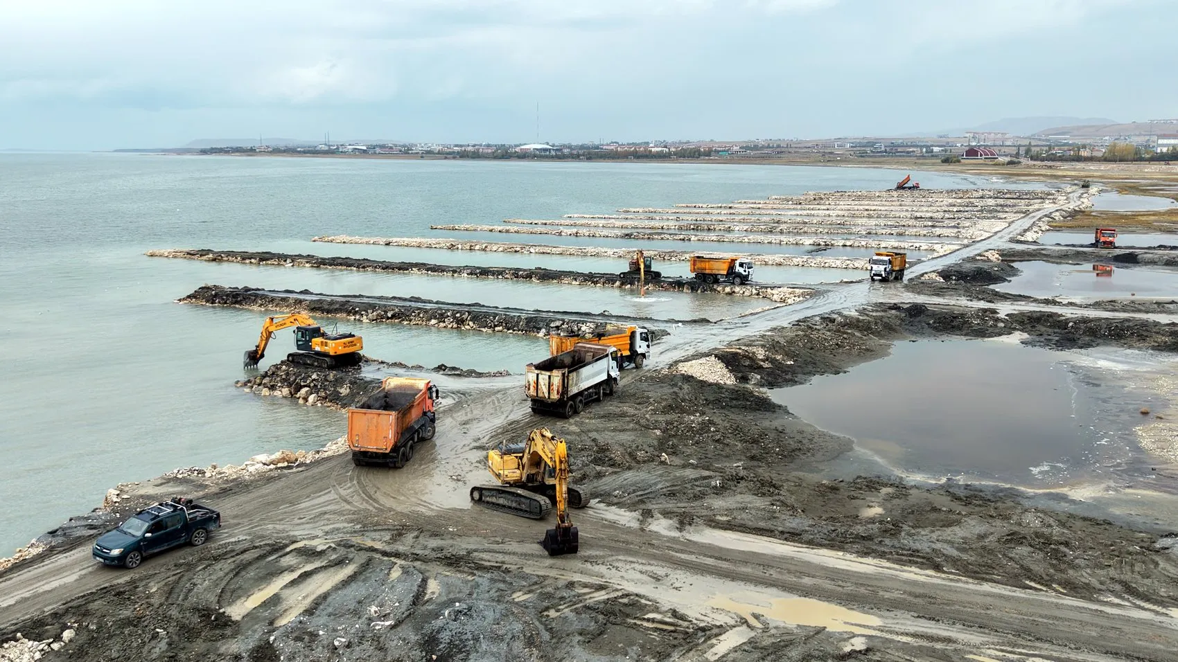 Van Gölü’nde dip temizliği sürüyor: 2 milyon metreküpü aşkın çamur çıkarıldı