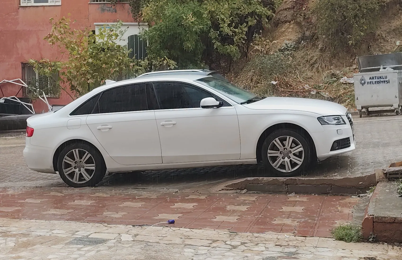 Mardin Artuklu'da sağanak yağış ev ve iş yerlerini sular altında bıraktı