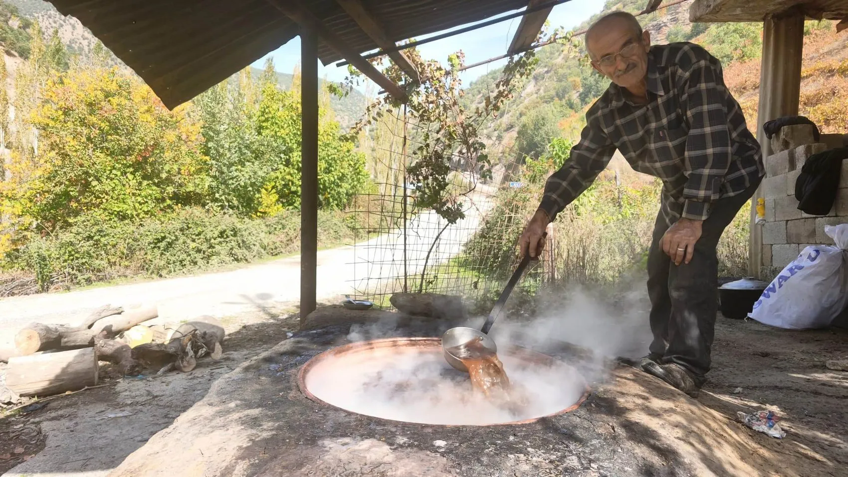 Bitlis Hizan'da asırlık üzüm pekmezi geleneği imece usulüyle yaşatılıyor