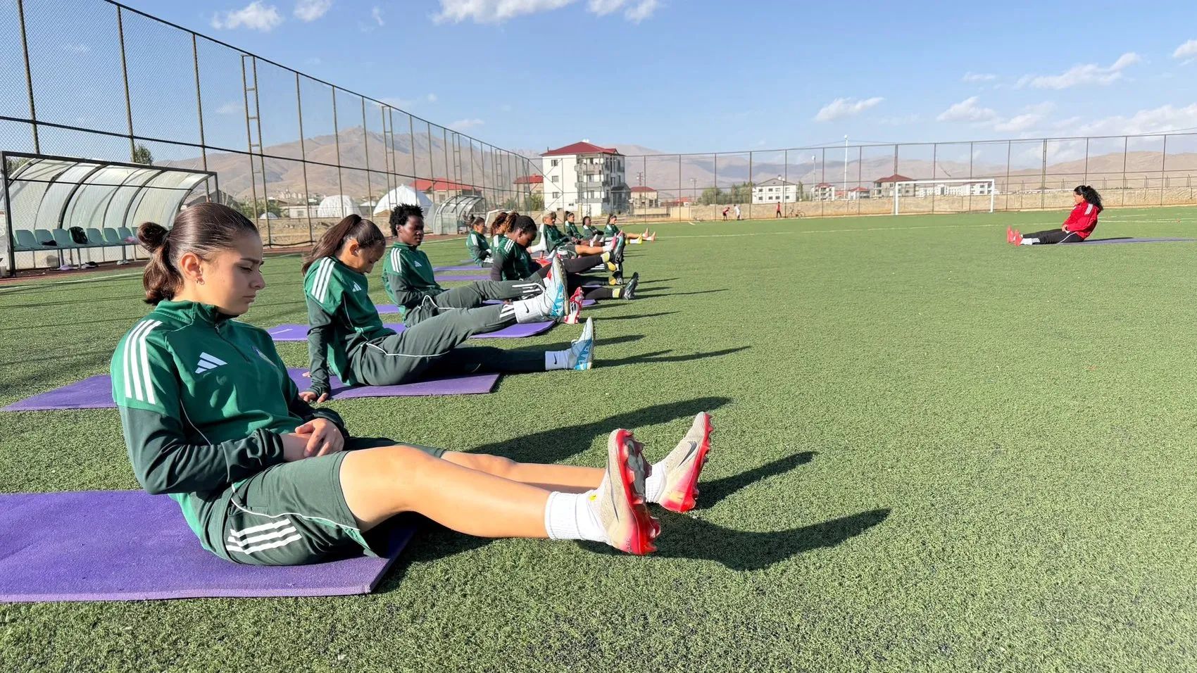Yüksekovalı futbolcu kız kardeşlerin hedefi milli forma