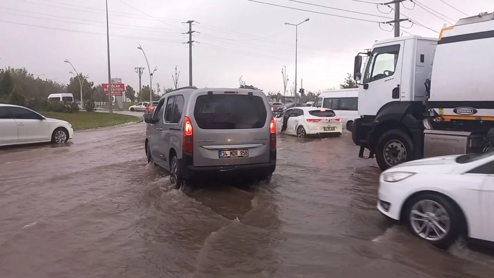 Diyarbakır'da sağanak yağış hayatı felç etti