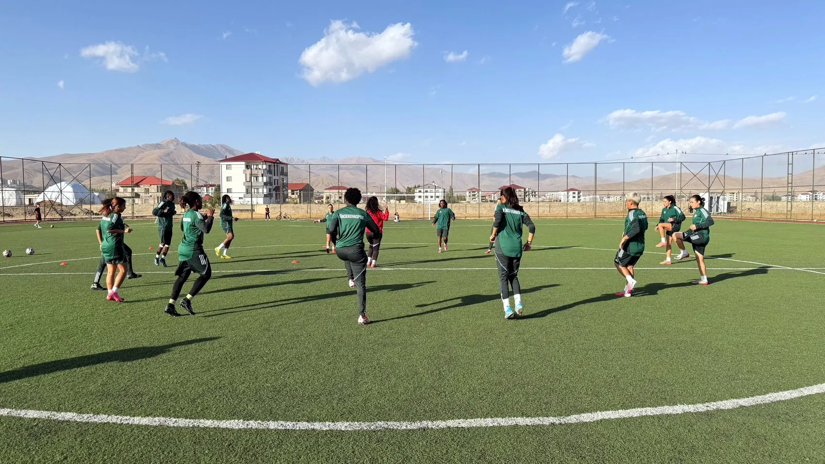 Yüksekovalı futbolcu kız kardeşlerin hedefi milli forma