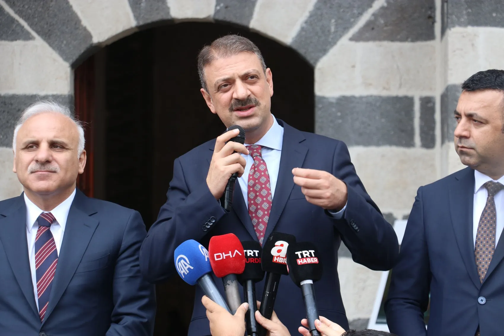 Depremde hasar gören 6 tarihi cami yeniden ibadete açıldı