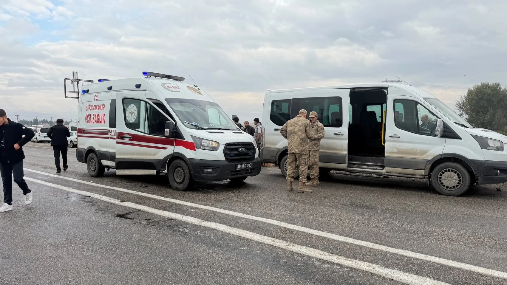 Yüksekova'da öğrenci servisi devrildi 12 yaralı