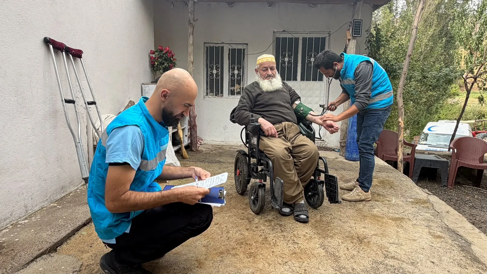 Kazak doktor Hakkari sınırında şifa dağıtıyor