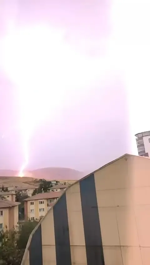 Siirt Kurtalan'da tarlaya yıldırım düşme anı cep telefonuyla görüntülendi