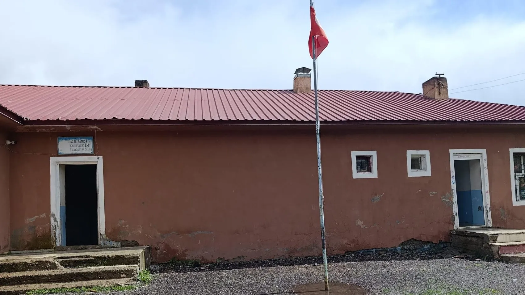 Sahneledikleri oyunun geliriyle ilkokulu baştan sona yenilediler