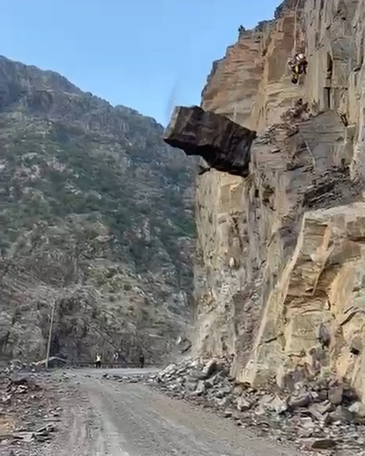 Şırnak'ta tehlikeli kaya blokları profesyonel dağcılarla temizleniyor