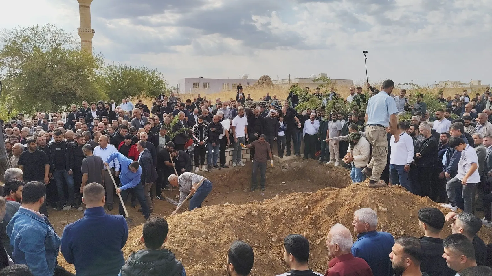 Nusaybin'de su kanalına uçan otomobilde hayatını kaybeden 6 kişi toprağa verildi