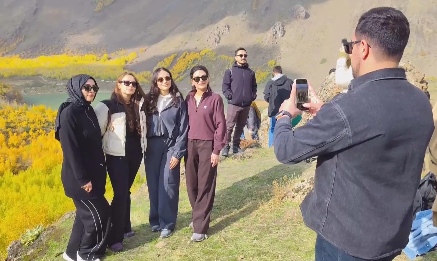 Muşlu doğaseverler Nemrut Kalderası'nın sonbahar renkleri arasında yürüdü