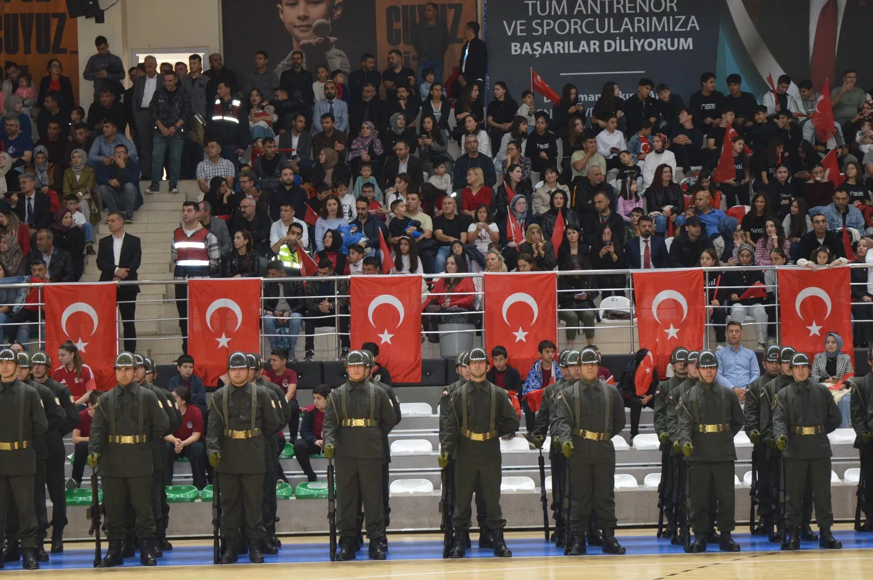 Mardin'de Cumhuriyet coşkusu çocuk korosundan dört dilde türkü