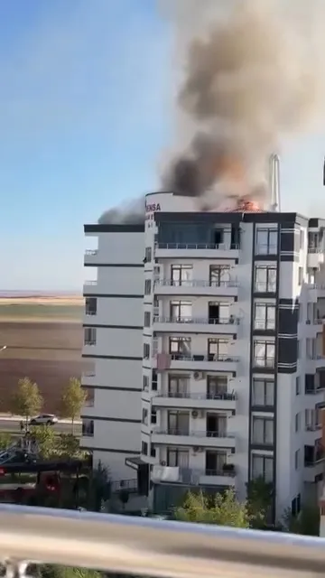 Diyarbakır'da 8 katlı binanın çatısında çıkan yangın paniğe neden oldu