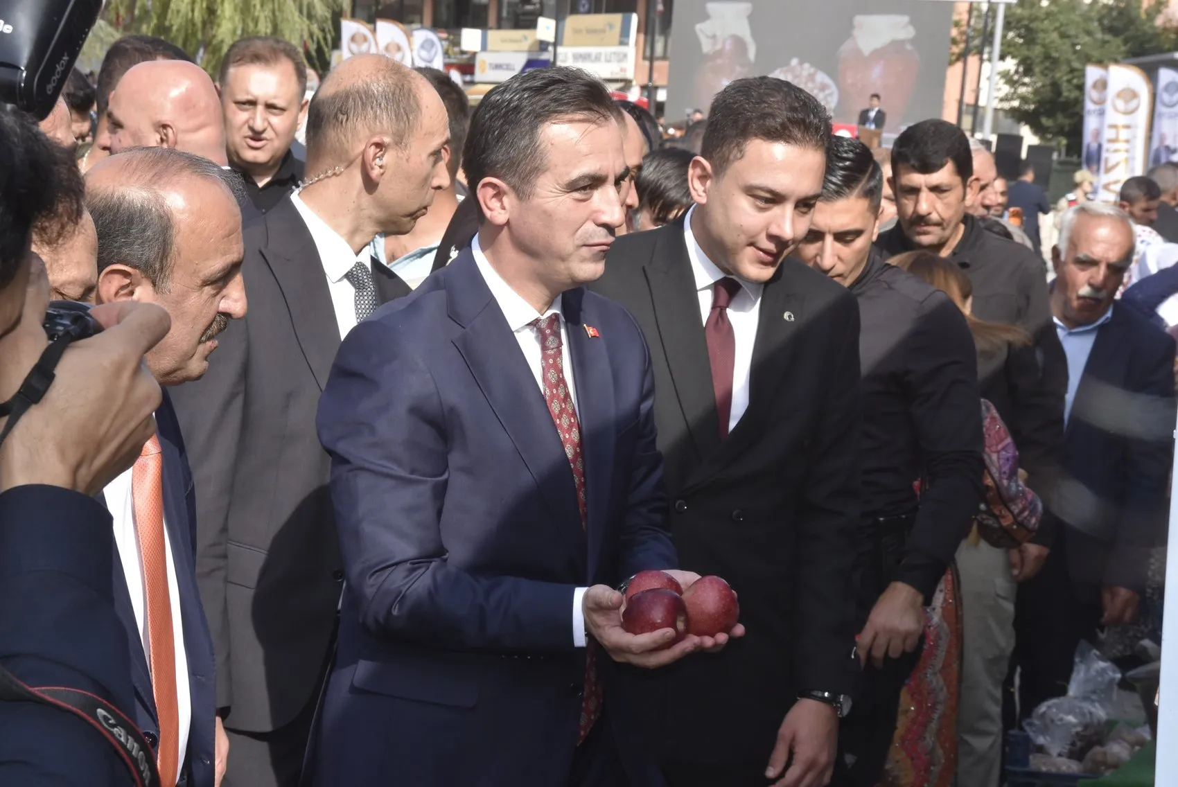 Bitlis Hizan ilçesinde ilk karakovan balı hasadı festivali başladı