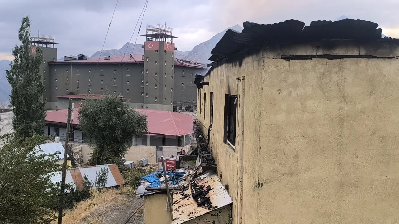 Yüksekova'da boş okulda çıkan yangın köylüleri harekete geçirdi