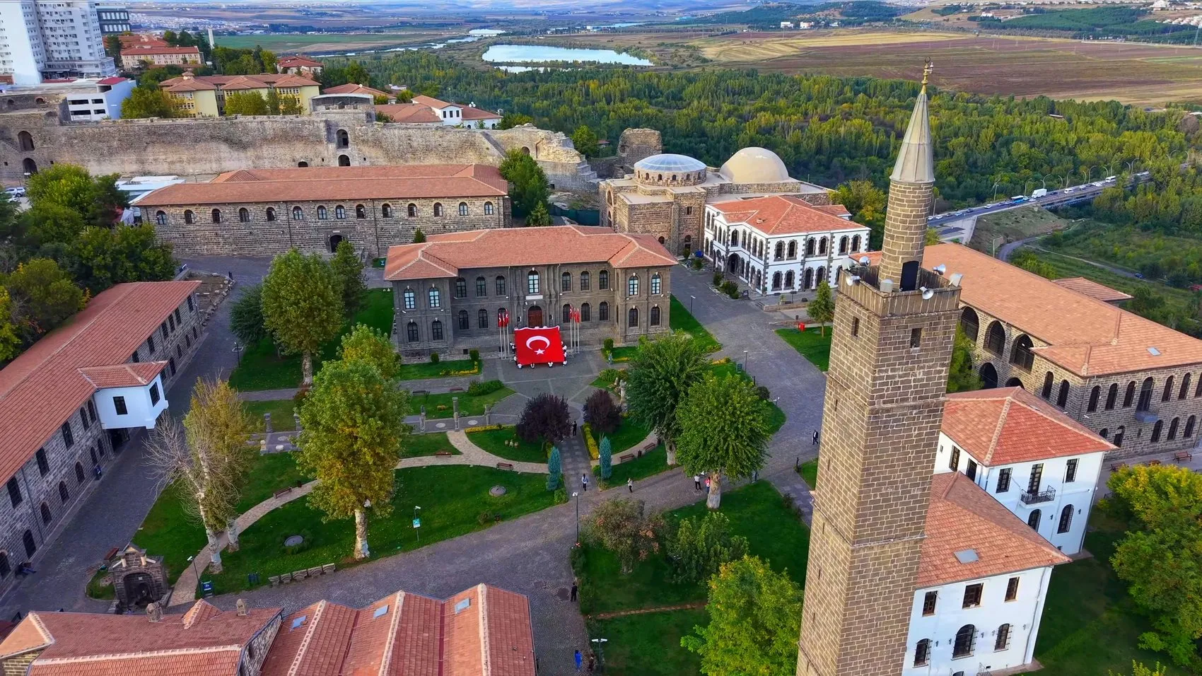 Diyarbakır İçkale'de dev Türk bayrağıyla Cumhuriyet kutlaması